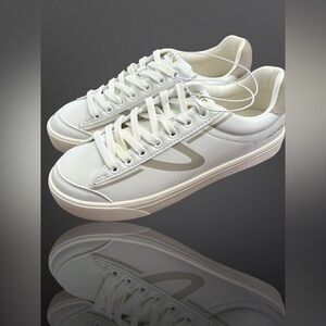 Tretorn Woman White Sneakers Classic Low-Top Design Cream White & Gray Size 6.5